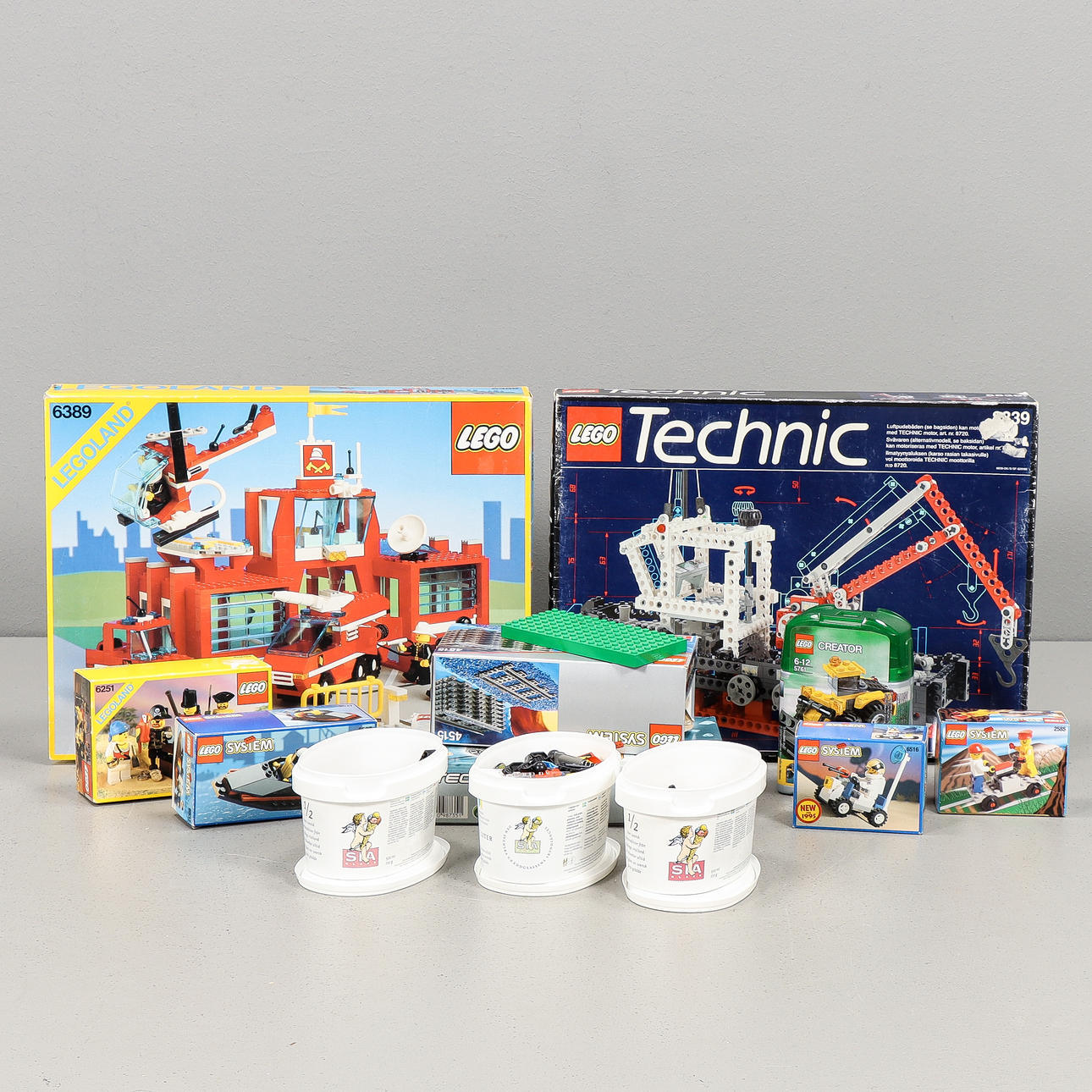 Sets de construcción LEGO y piezas sueltas.