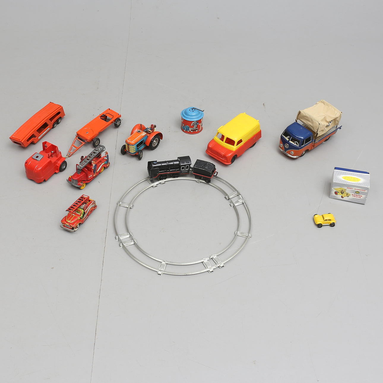 LEKSAKER, parti, bl.a, plåtbilar, spel, m.m.