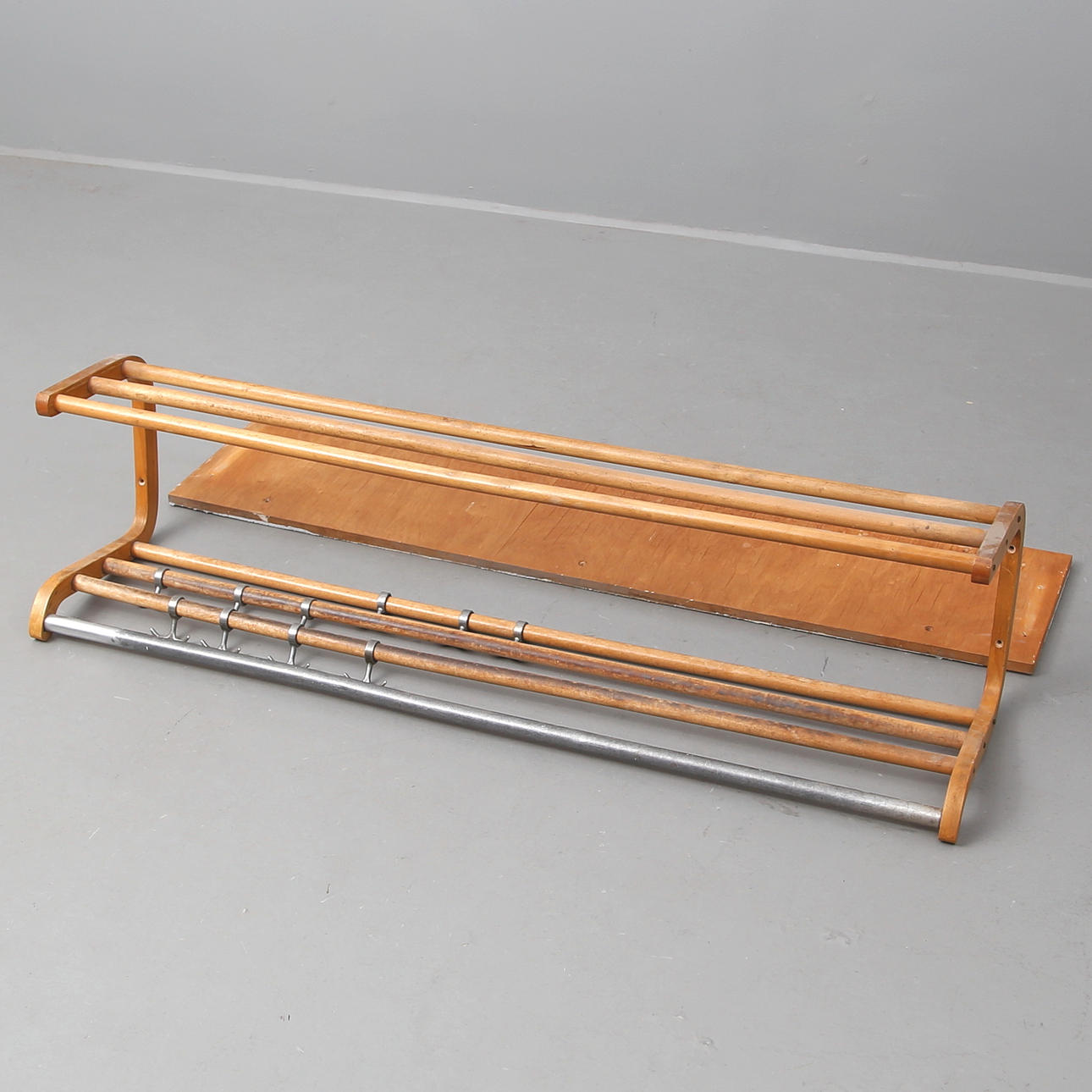 KLÄDHÄNGARE, björk, 1950-talet.