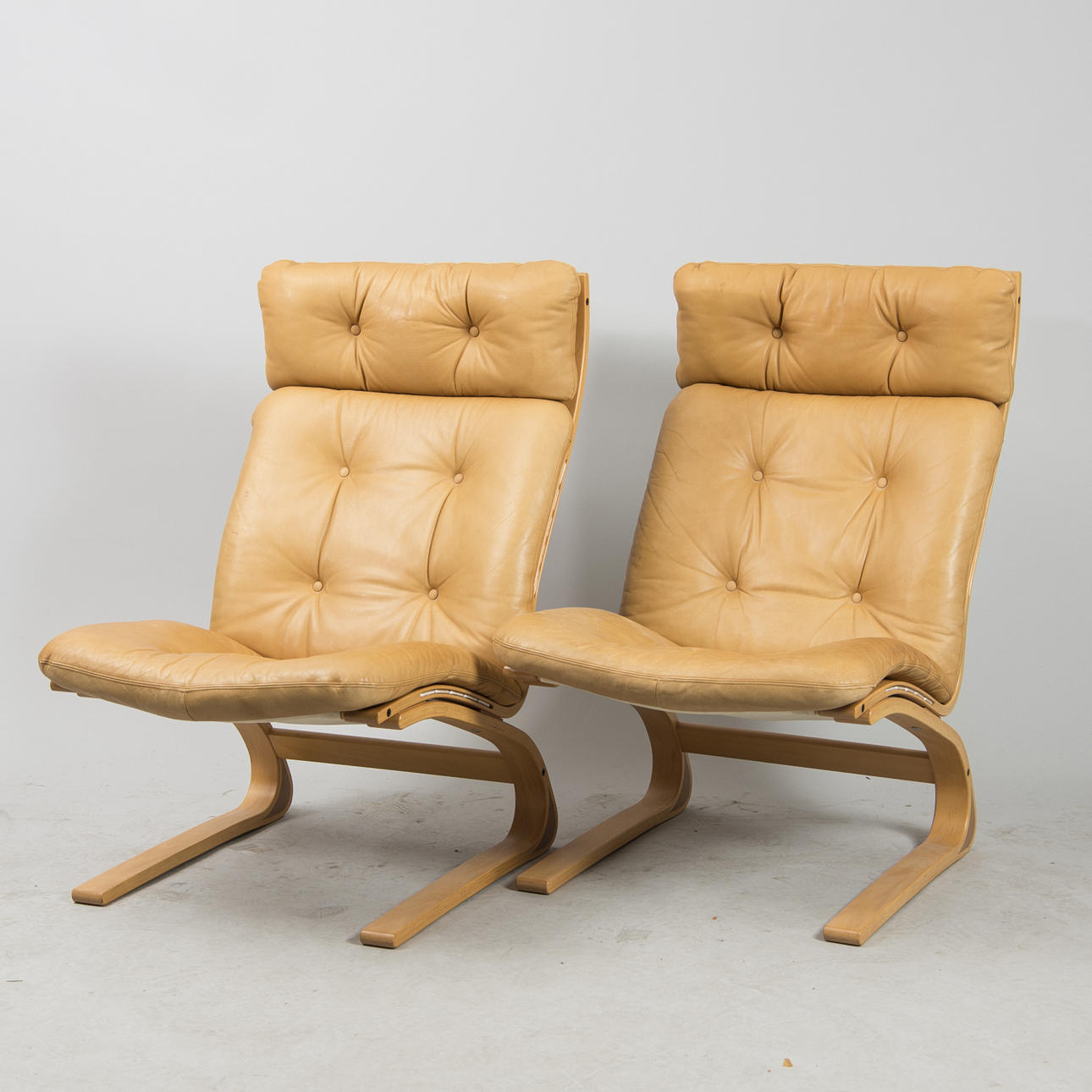 FÅTÖLJER, 1 par, skinn/bok, Rykken & Co, Norge.