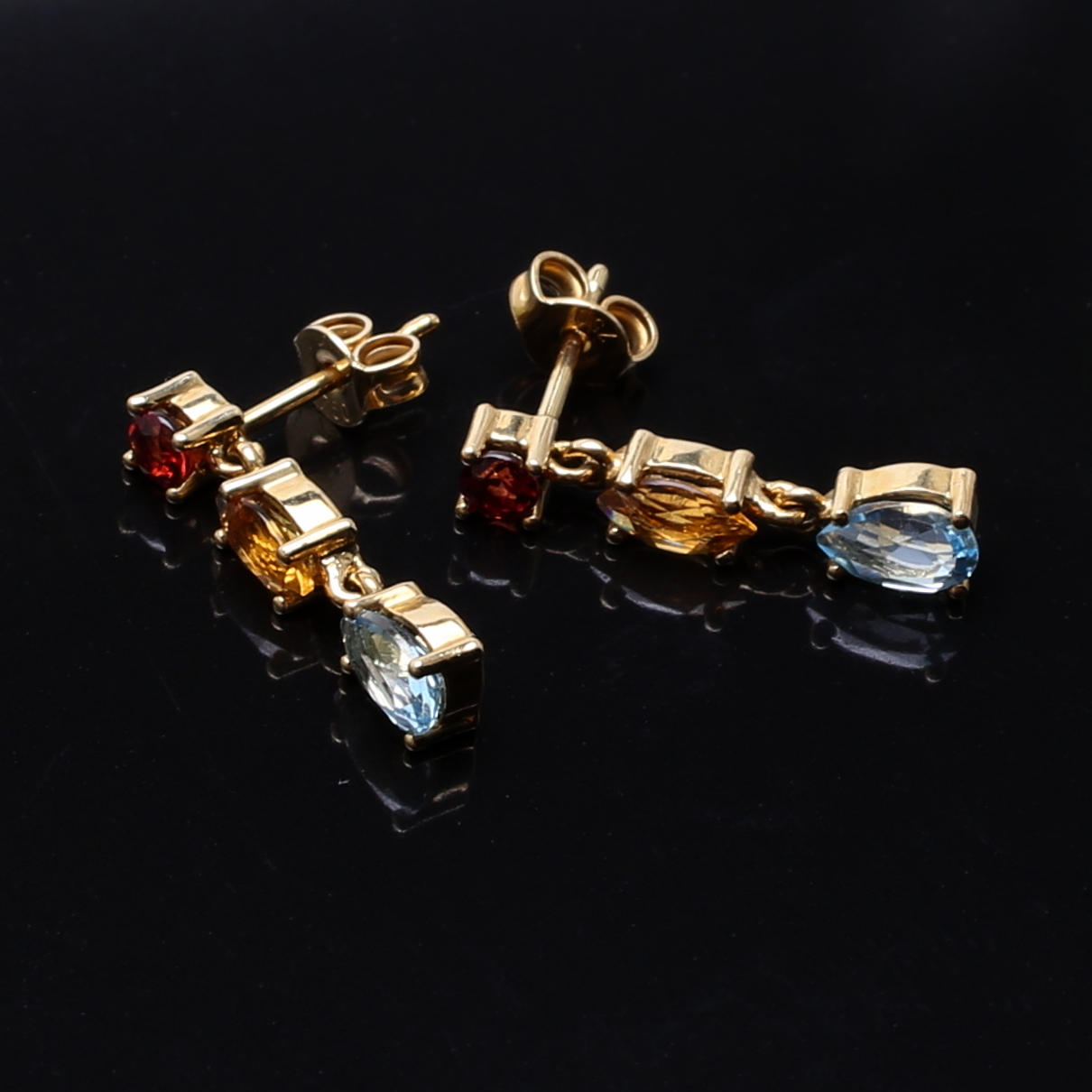 ÖRHÄNGEN i 18 K gult guld med tre olikfärgade topaser.