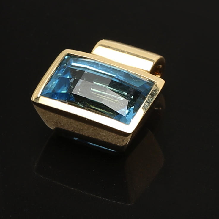 HÄNGE i 18 K gult guld med akvamarin.