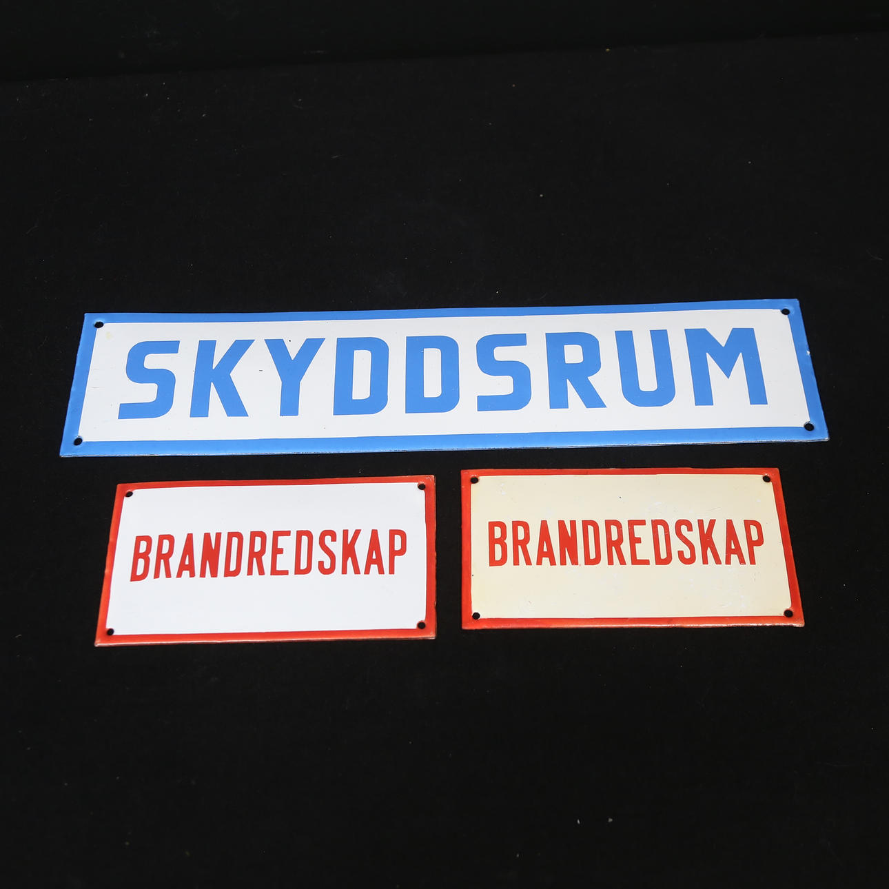 EMALJESKILTE, 3 stk., Brandudstyr, Shelter.