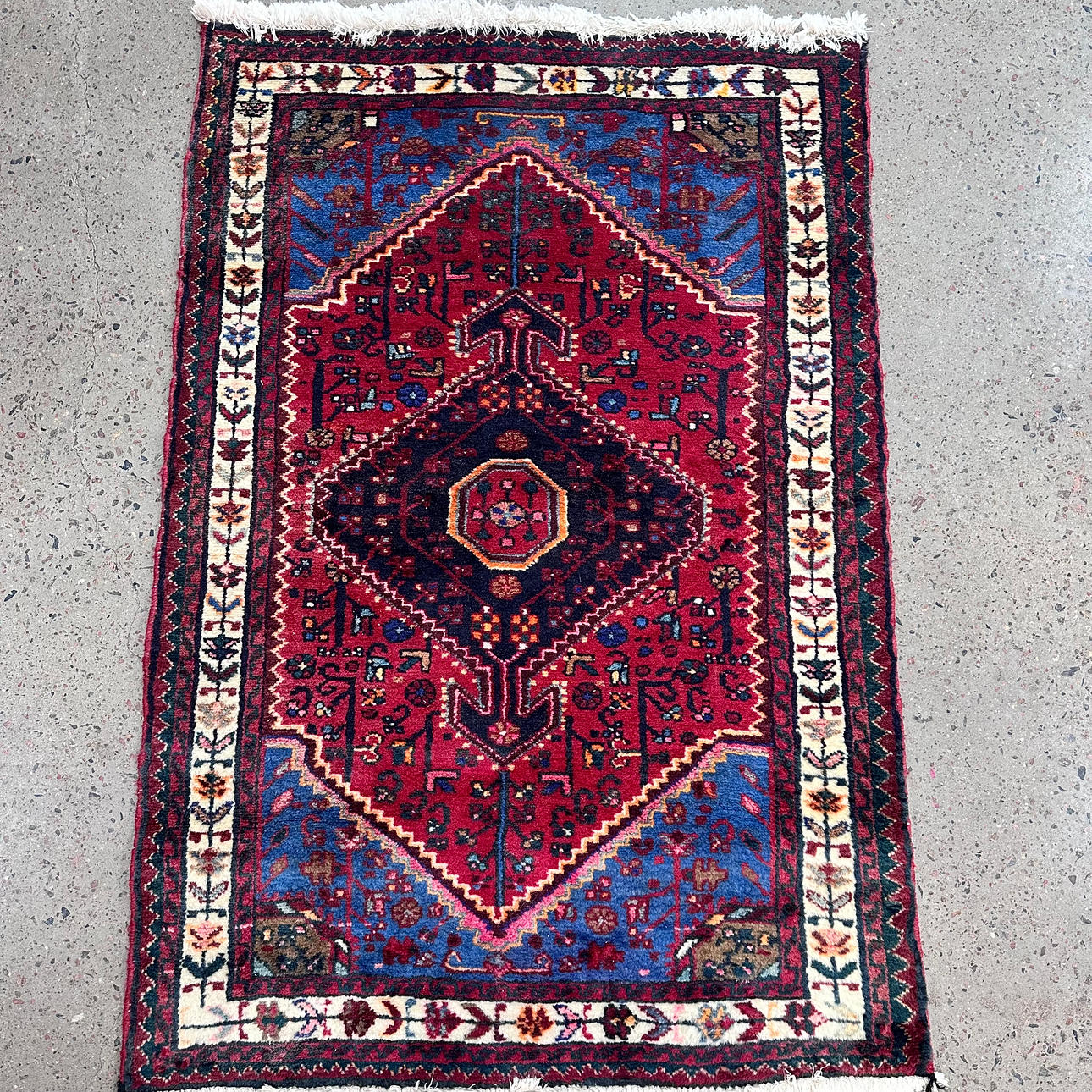 CARPET, hand-knotted, 85x125 cm.