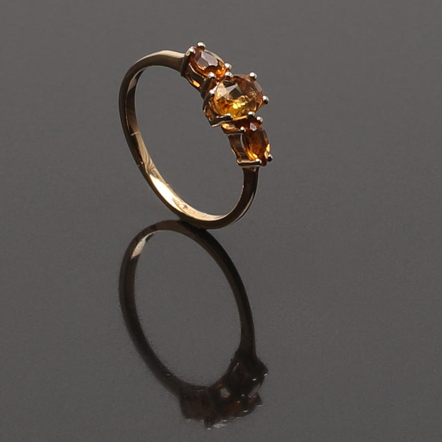 RING i 18 K guld med tre citriner.