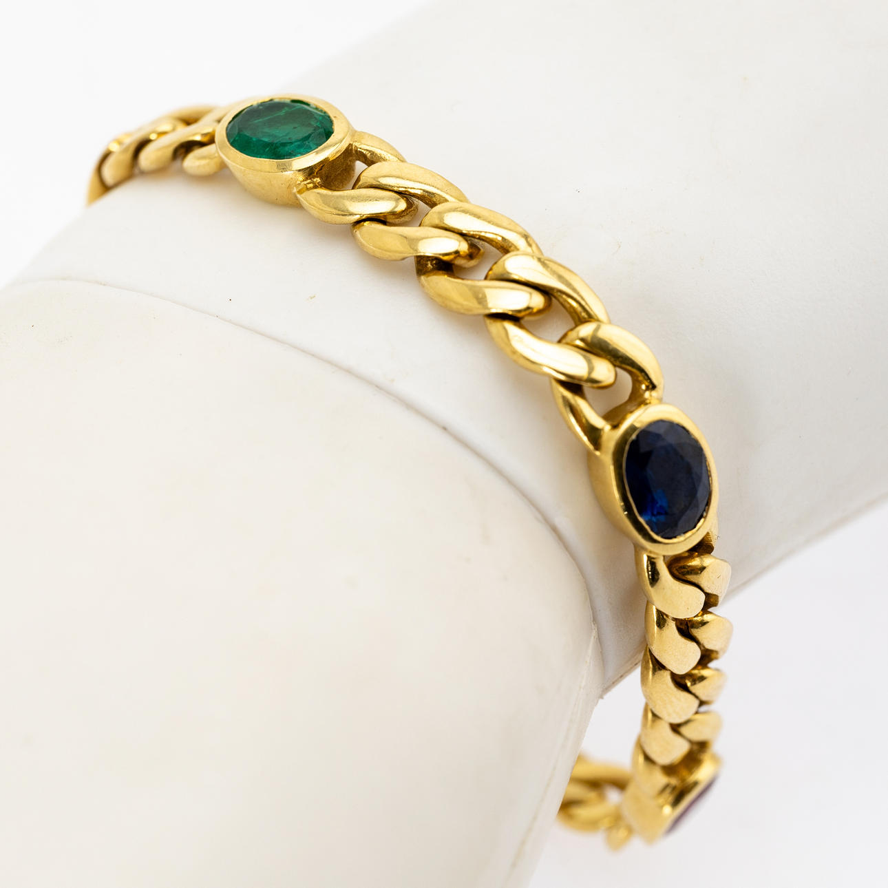 Pulsera de oro con 5 gemas.