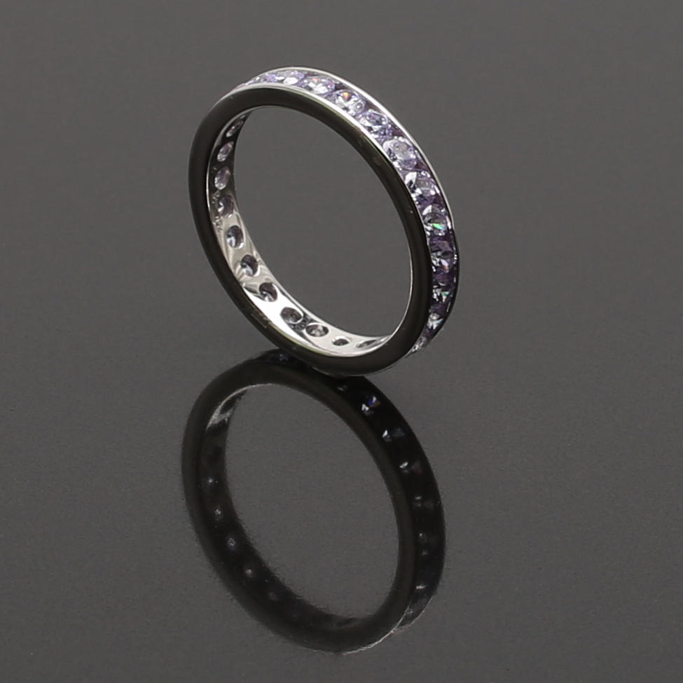 HELALLIANSRING i 18 K vitguld med 26 slipade cubic zirkoner.