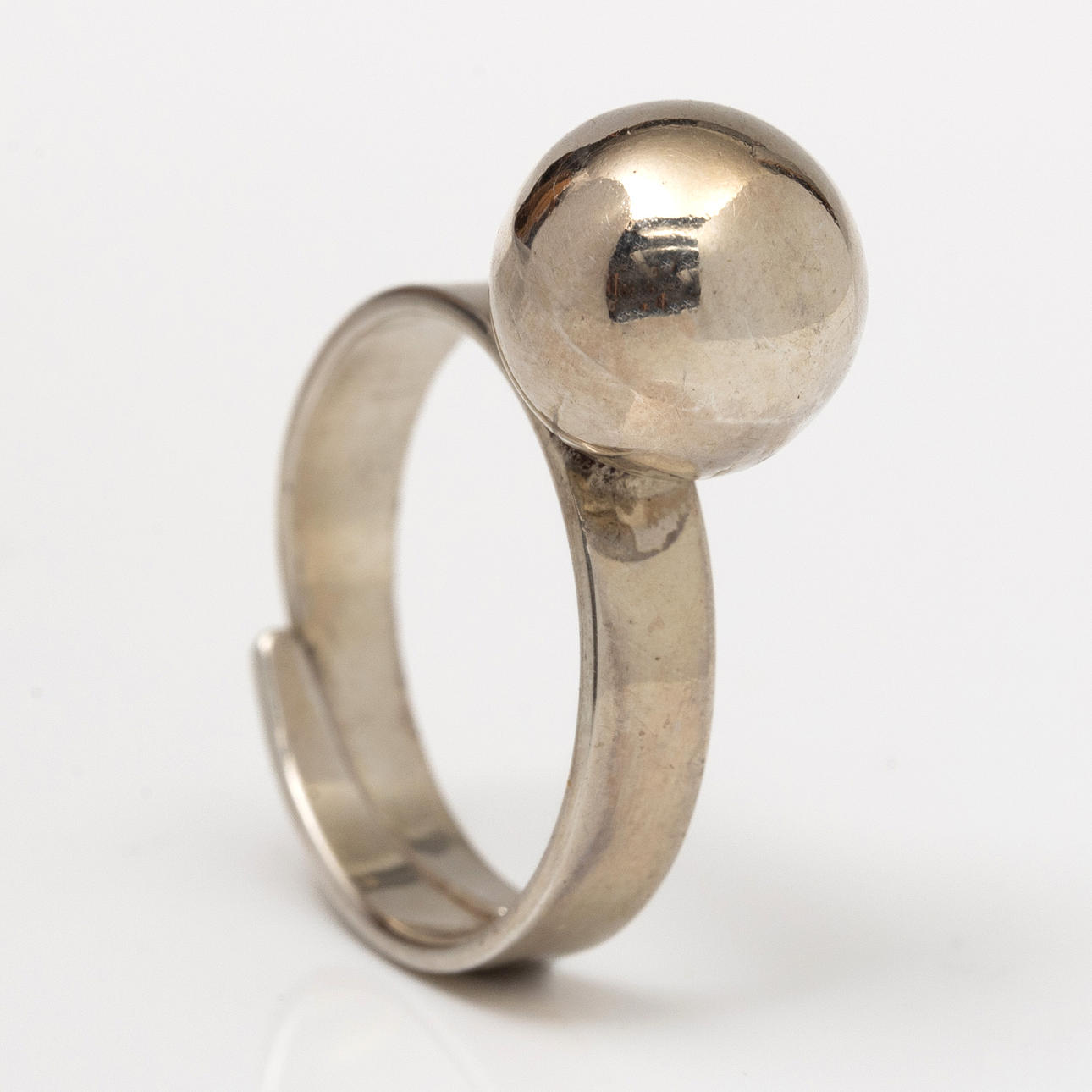 RING, silver with ball, weight 3 grams.