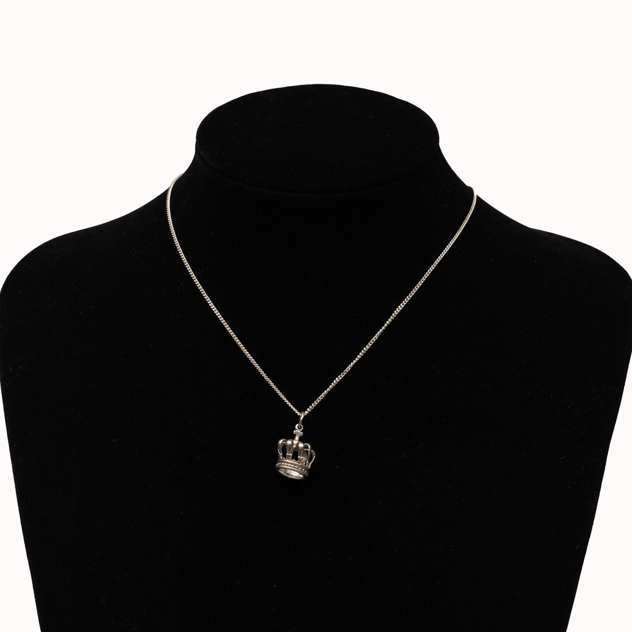 NECKLACE with royal crown, silver, weight 5 grams.