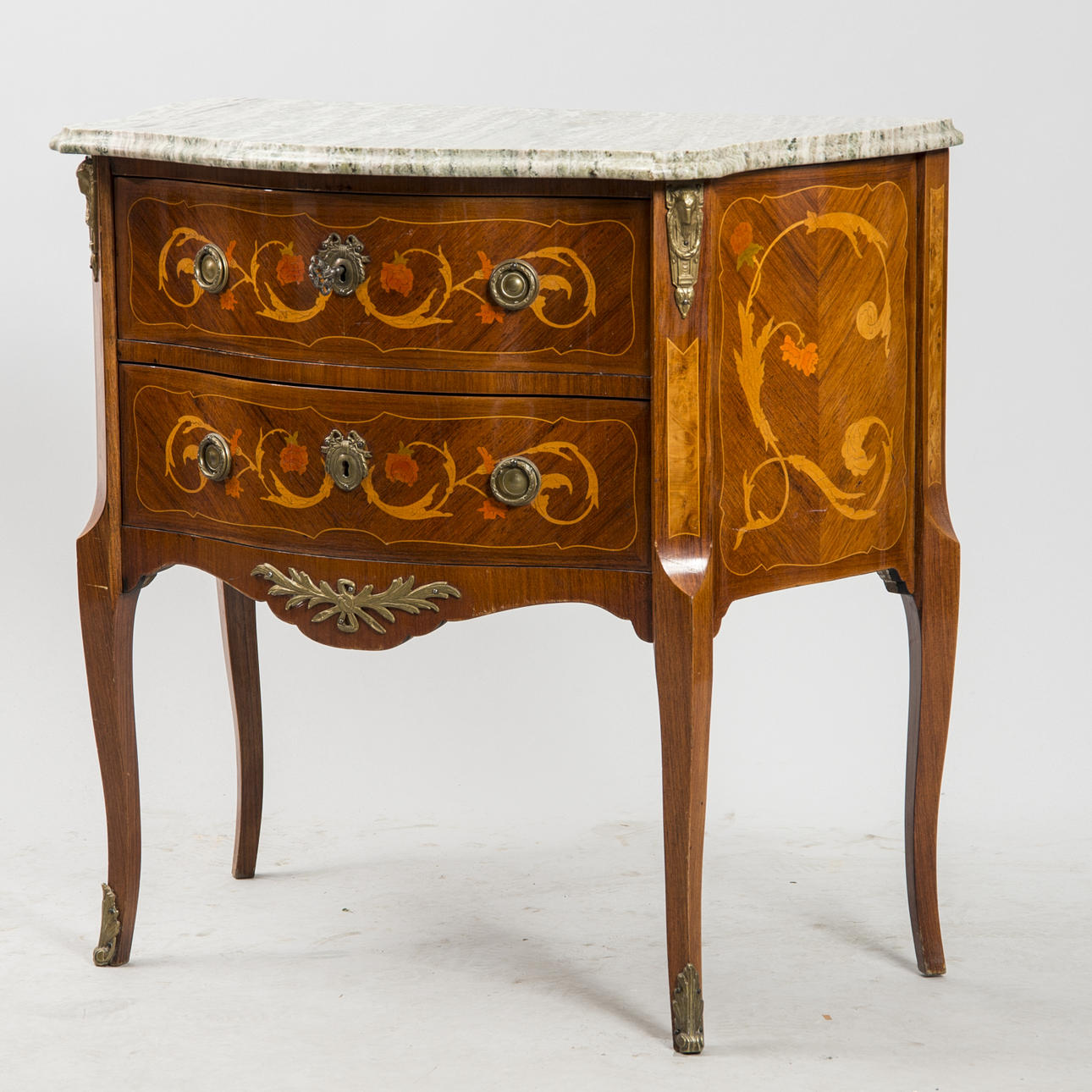 BYRÅ, 2-lådig, mahogny med intarsia och bronser, gustaviansk stil.