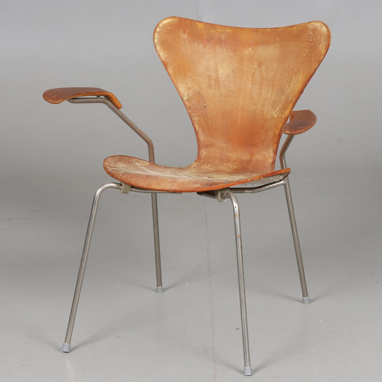 ARNE JACOBSEN. SESSEL. OBJEKT REPARIEREN.