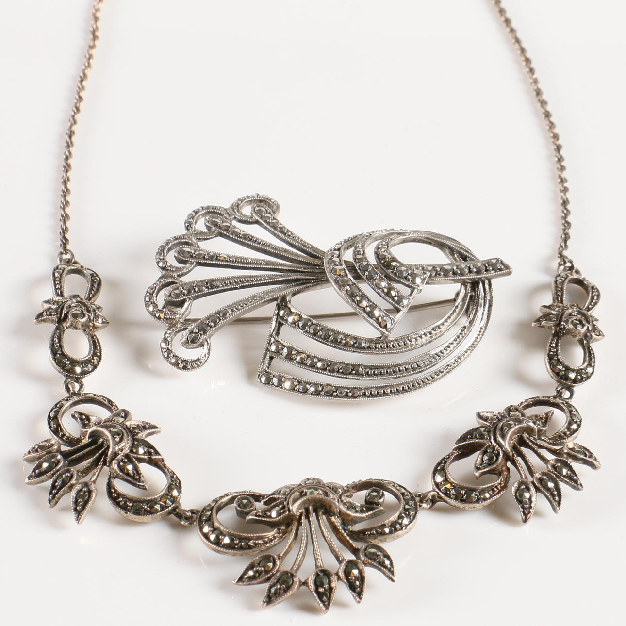 HALSBAND, samt Brosch, silver och markasiter.