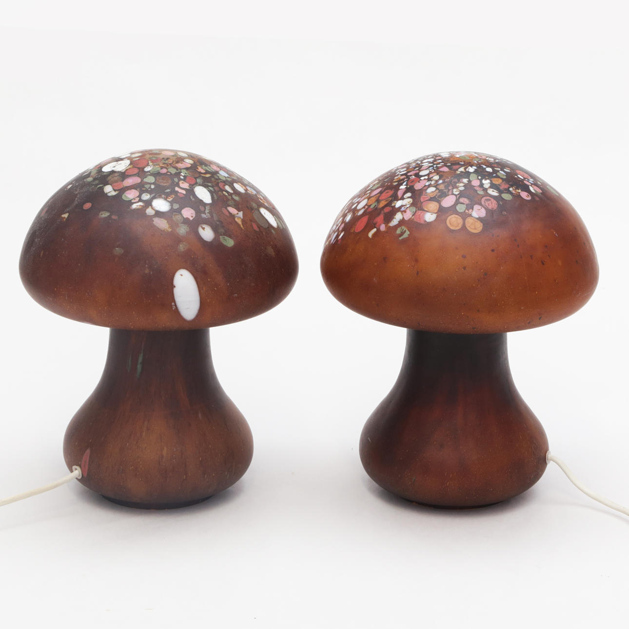 MONICA BACKSTRÖM. Un conjunto de 2 lámparas de mesa con forma de hongo, Boda.
