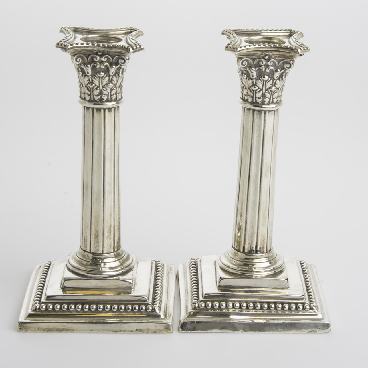 LJUSSTAKAR, 1 par, silver, Thomas Bradbury & sons, London 1879-1880.