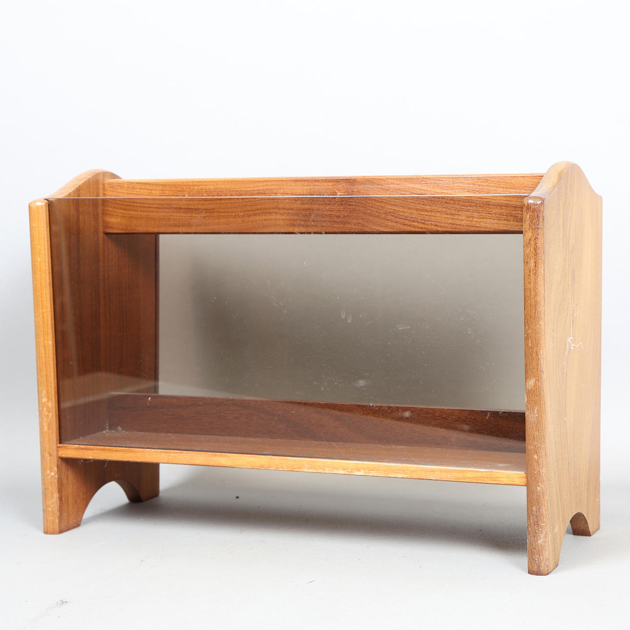 A 20TH CENTURY MAGAZINE RACK.