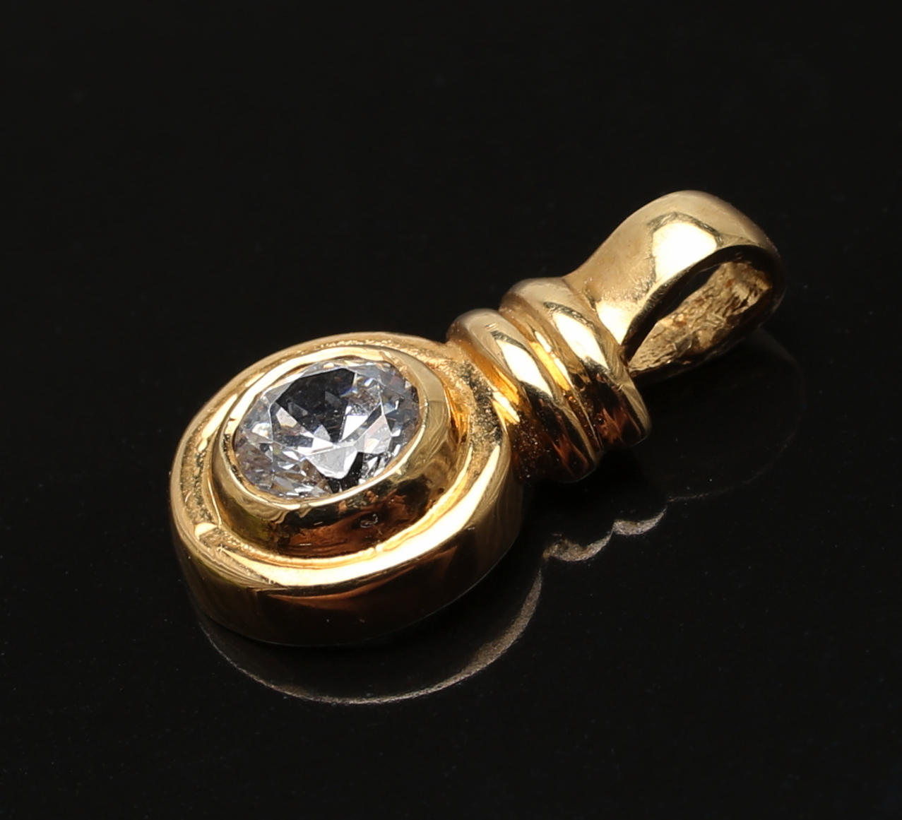 HÄNGE i 18 K gult guld med solitär cubic zirkon.