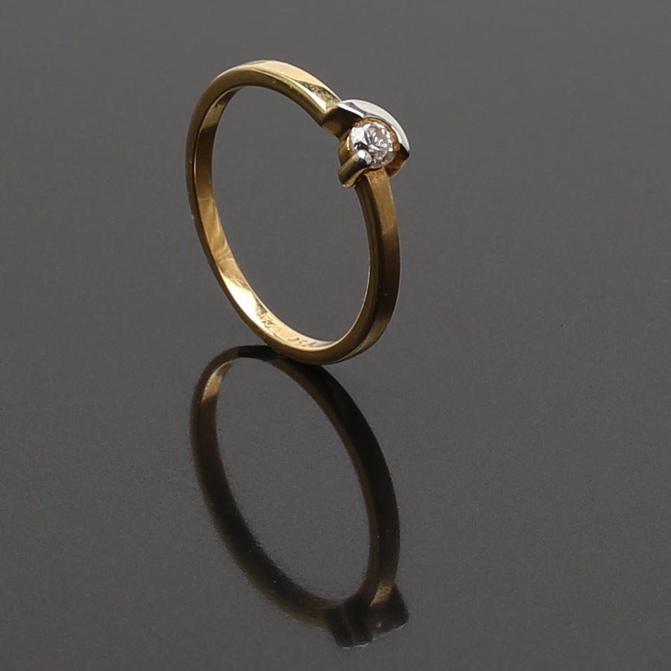 RING i 18 K gult guld med solitär cubic zirkon.