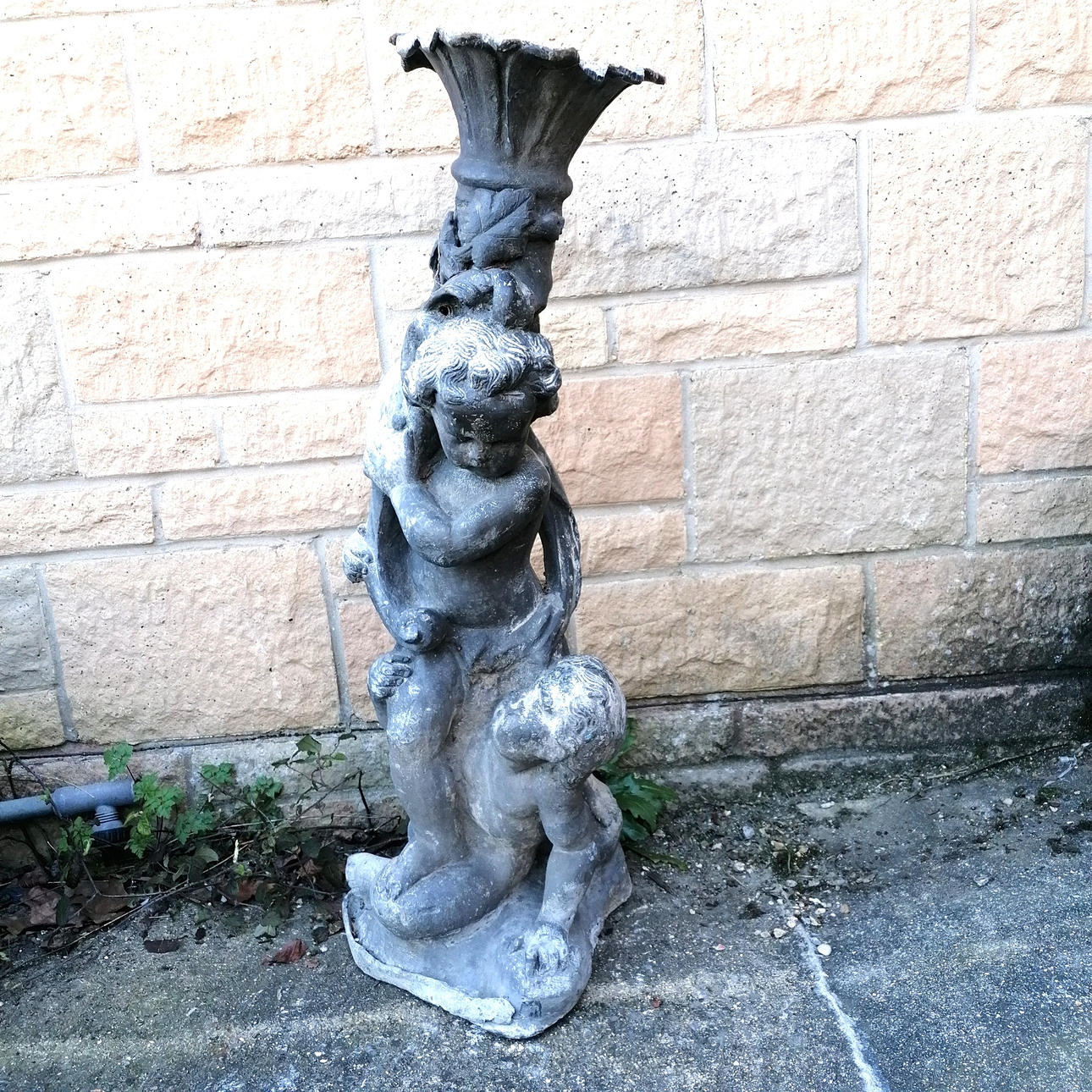 FUENTE DE AGUA CON PLOMO ANTIGUA.