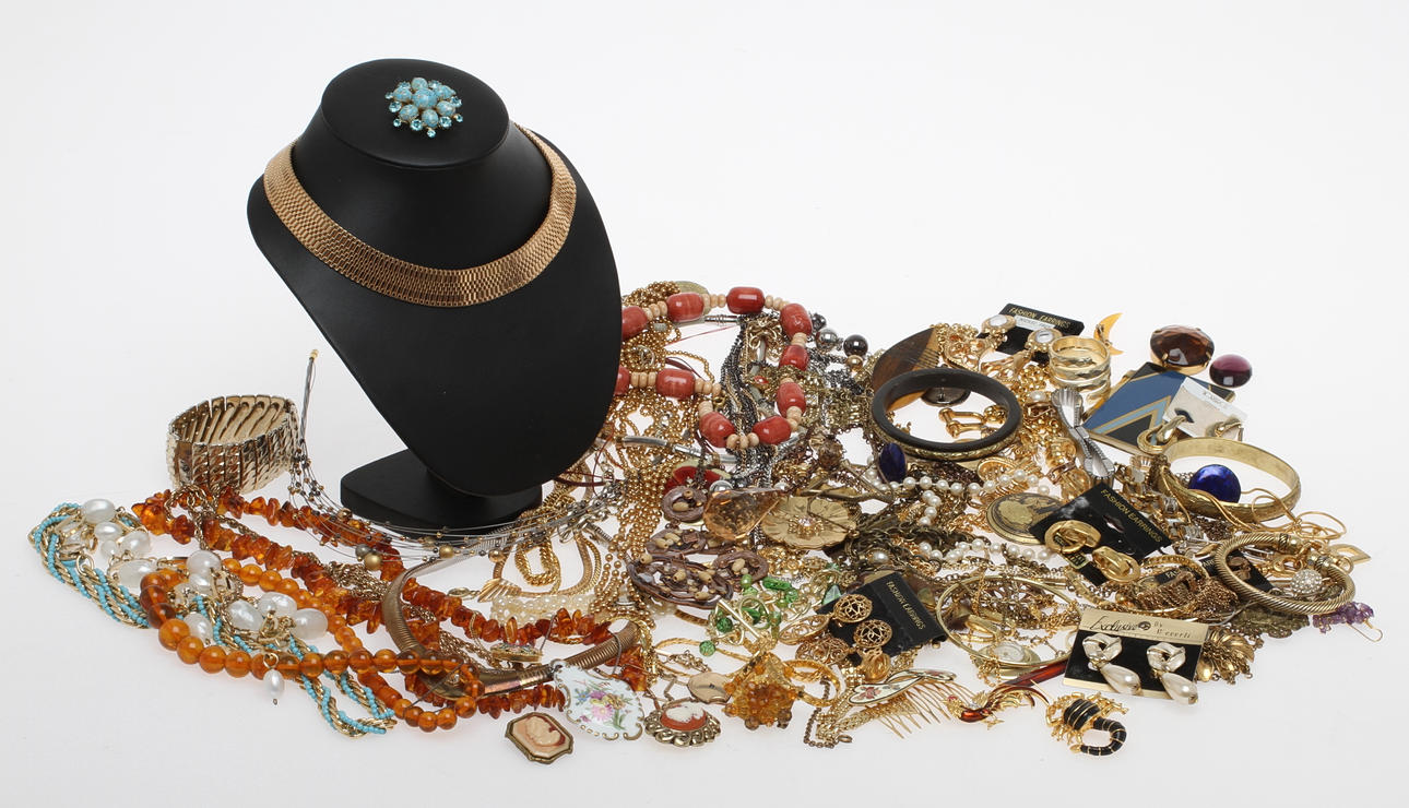 PARTI BIJOUTERIER MED MERA, 1900/200-tal.