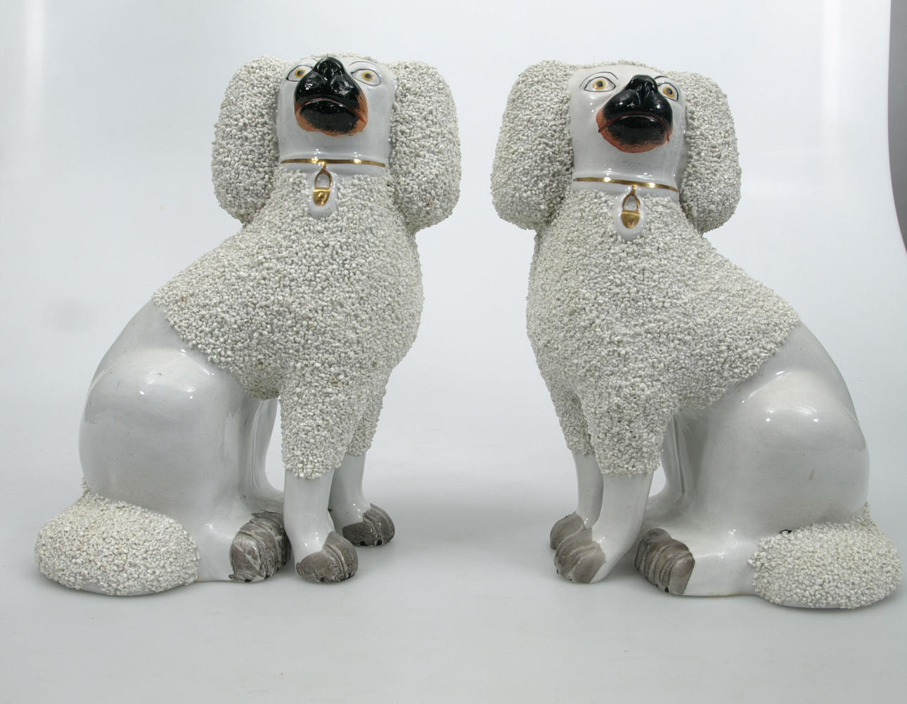 RISGRYNSHUNDAR, porslin, 2 stycken, 1800-1900-tal.