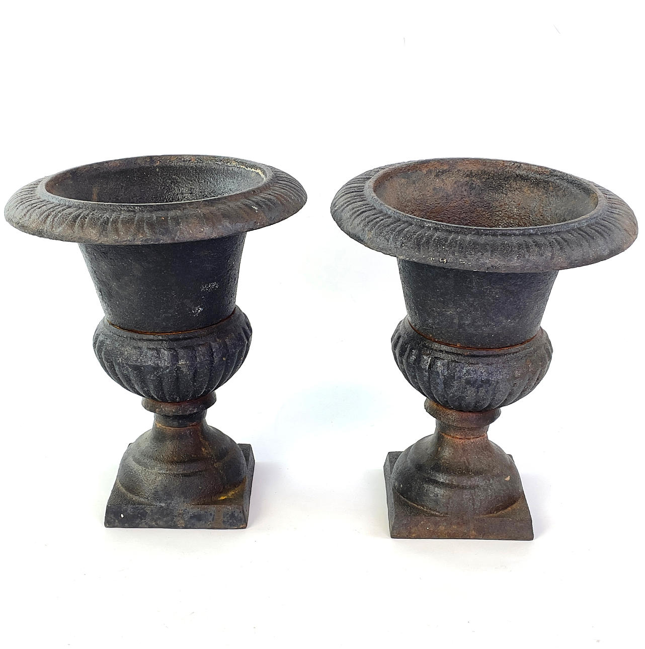 1 PAR STØBEJERNS HAVEURNER, MODERNE.