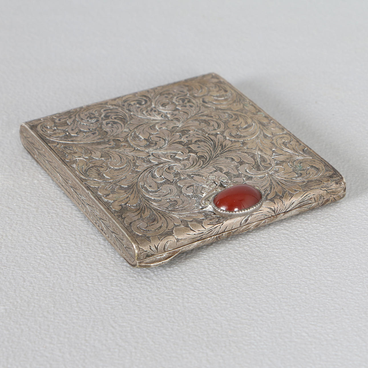 A DECORATIVE 20TH CENTURY CONTINENTAL SILVER COMPACT.