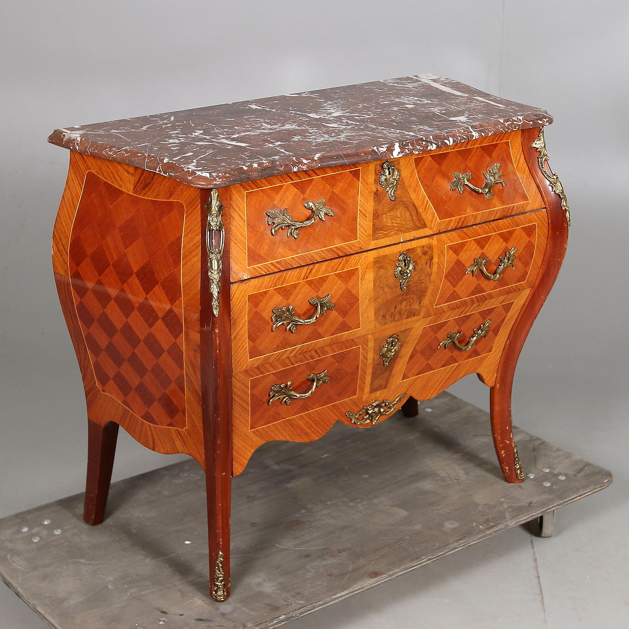 BYRÅ, rokokostil, 1900-tal.