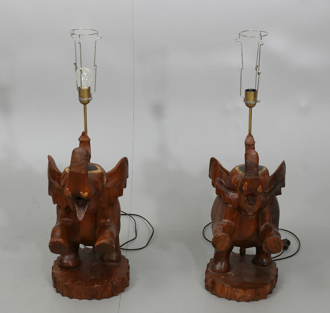 BORDSLAMPOR, trä, Elefanter, 2 stycken, 1900-talets andra hälft.