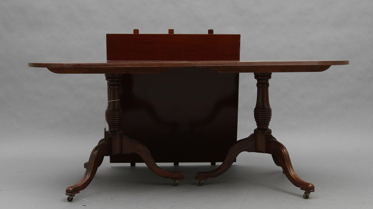 BORD på tredelade pelarben med hjultrissor, 1900-tal.