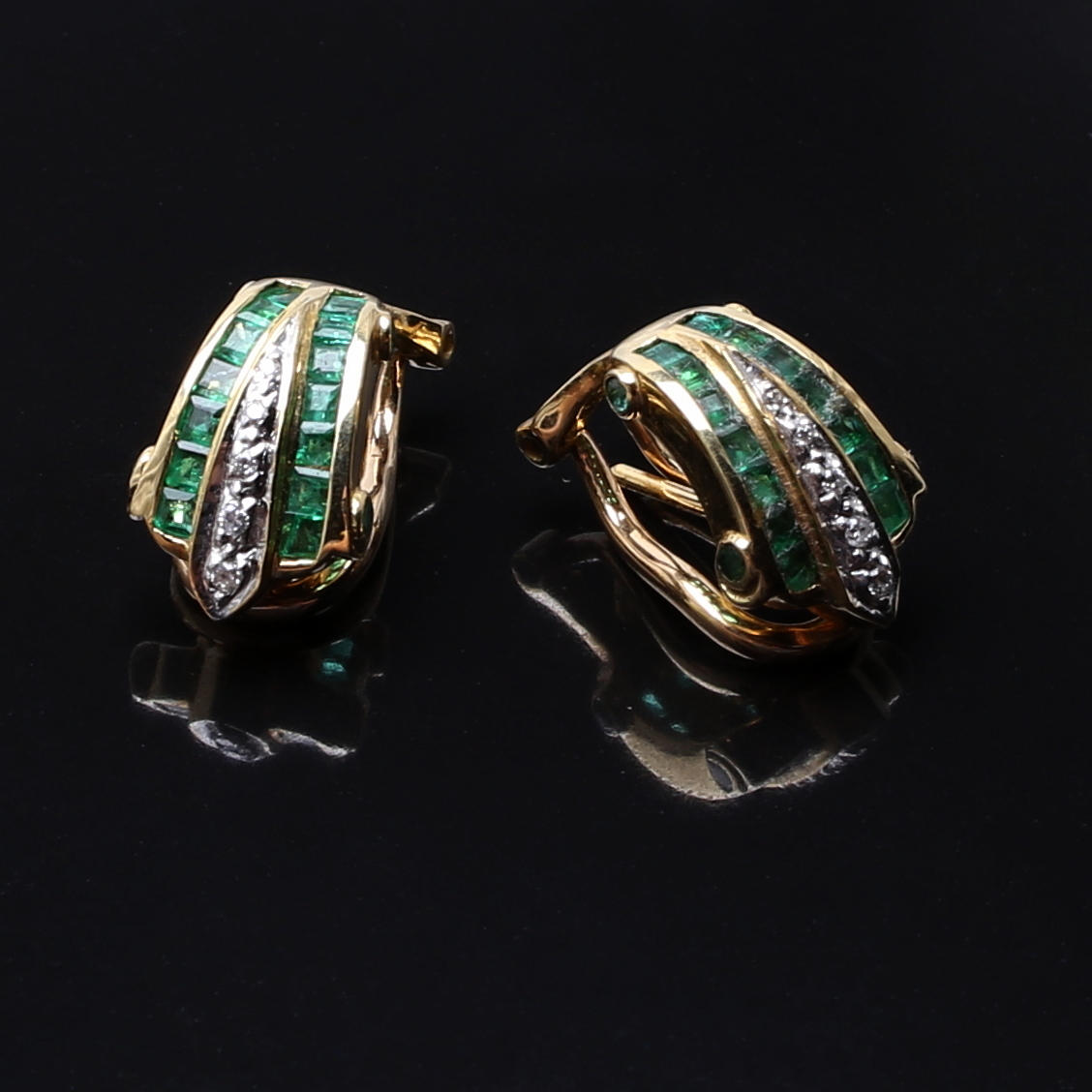 SMARAGDÖRHÄNGEN i 18 K gult guld med diamanter 0,10 ct.