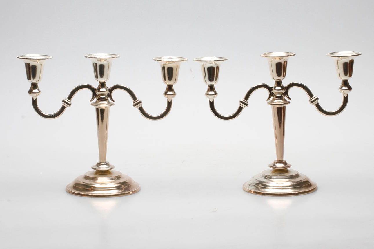 KANDELABRAR, ett par, silverpläterade, England. 1900-talets senare del.