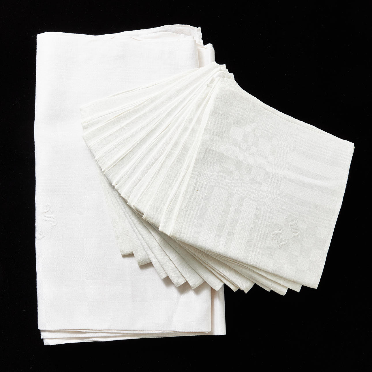 TISCHDECKE mit 12 Servietten, Leinen, um 1900, Geländer, gesticktes Monogramm (SL?)