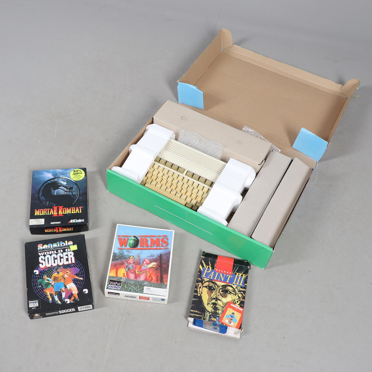 AMIGA 600 COMPUTER & GAMES.