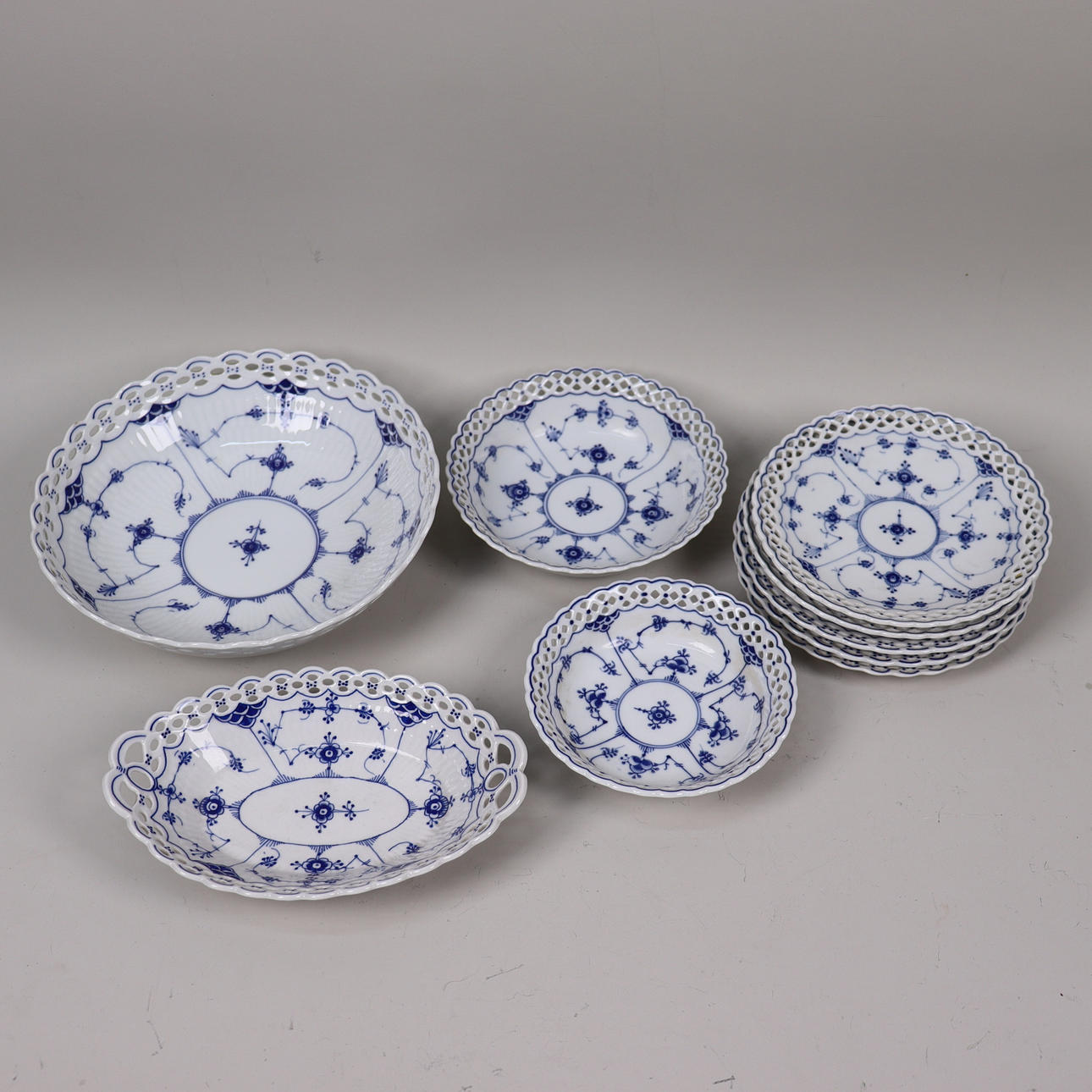 SCHUMANN, Germany, 9 pieces, musselmalet tableware.