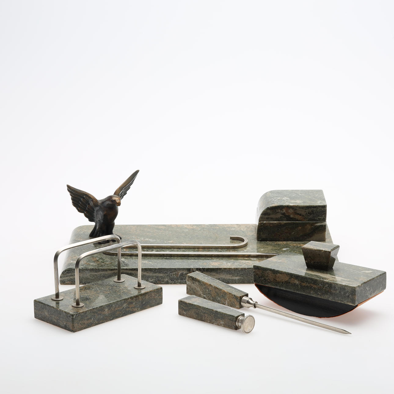 SKRIVEBORDSSÆT, 5 stykker, sten/metal.