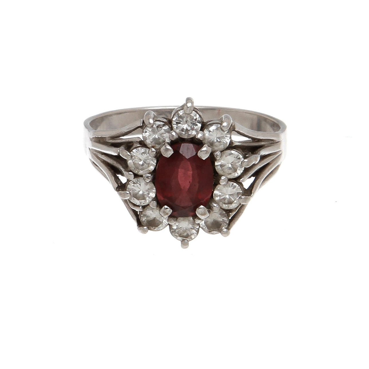 RING, carmosé, 18K vitguld med almandingranat samt diamanter, totalt ca 0,7 ct. Vikt 7,6.