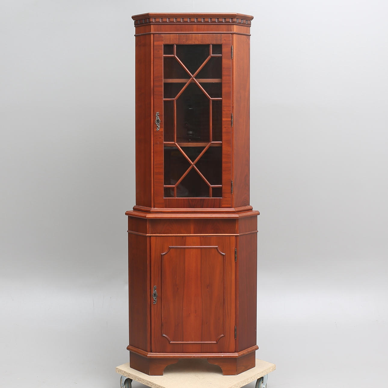 HÖRNSKÅP, engelsk stil, 1900-talets andra hälft.