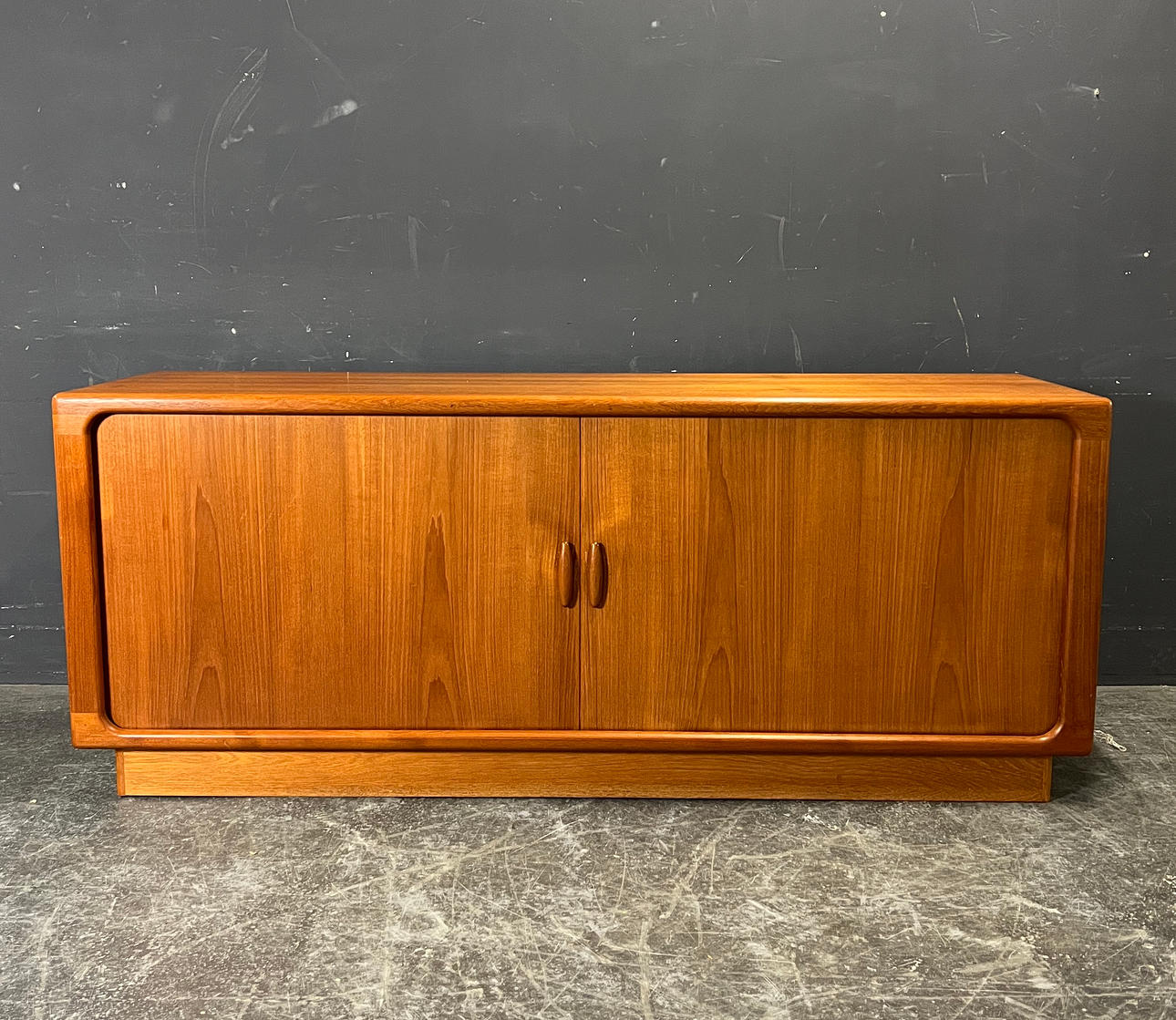 DYRLUND SIDEBOARD.