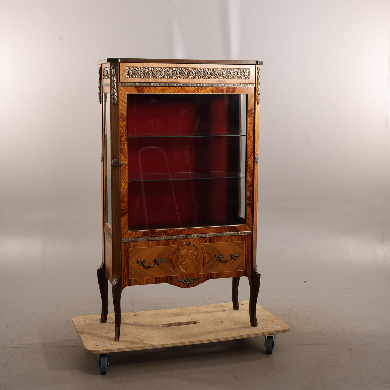 Una vitrina de estilo Luis XVI.