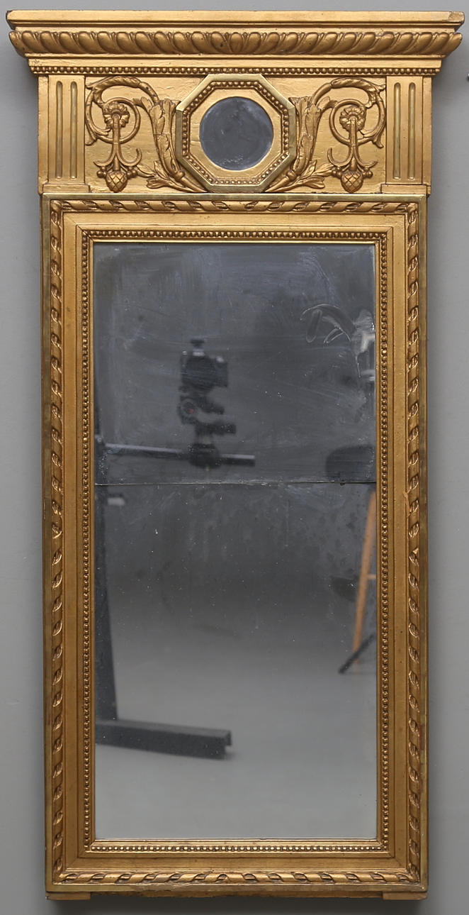SPEGEL, sengustaviansk, förgylld, 1800-talets första hälft.