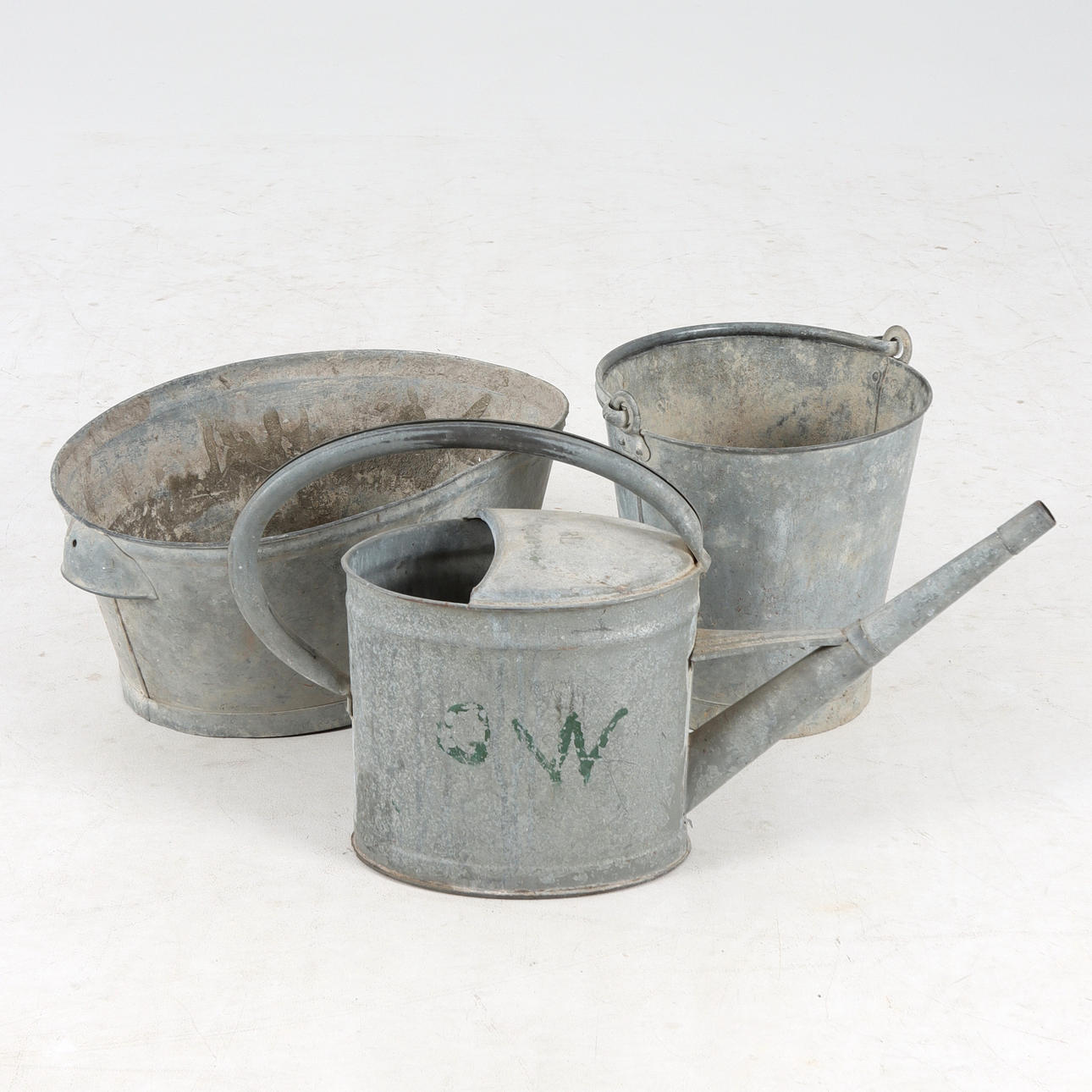 EINE WANNE, EIN EIMER, Zink, 20. Jahrhundert.