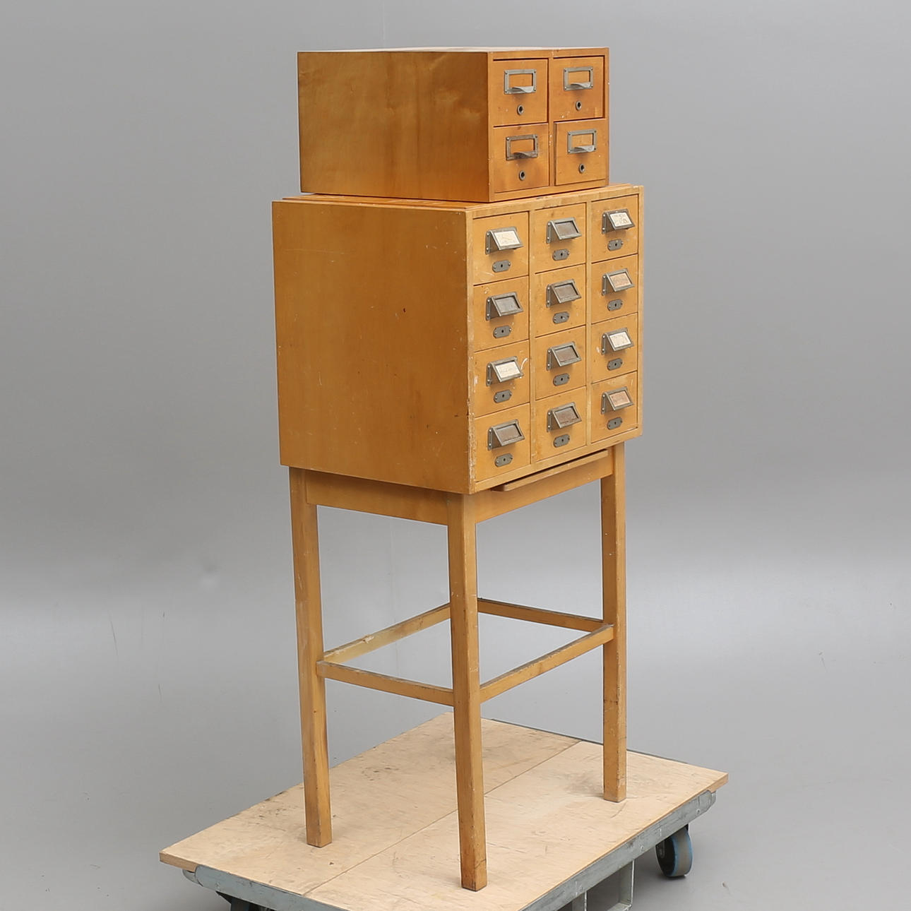 ARKIVSKÅP, 2 delar, 1900-talets första hälft.