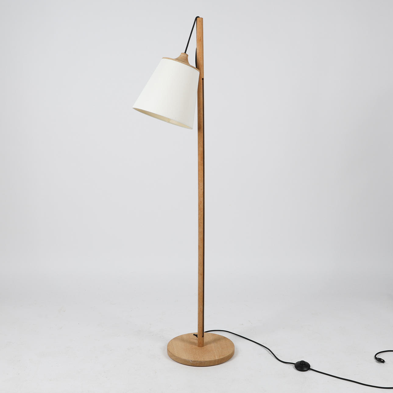 LATTIAVALAISIN, ”Pull”, tammi, Muuto, nykyaikainen.