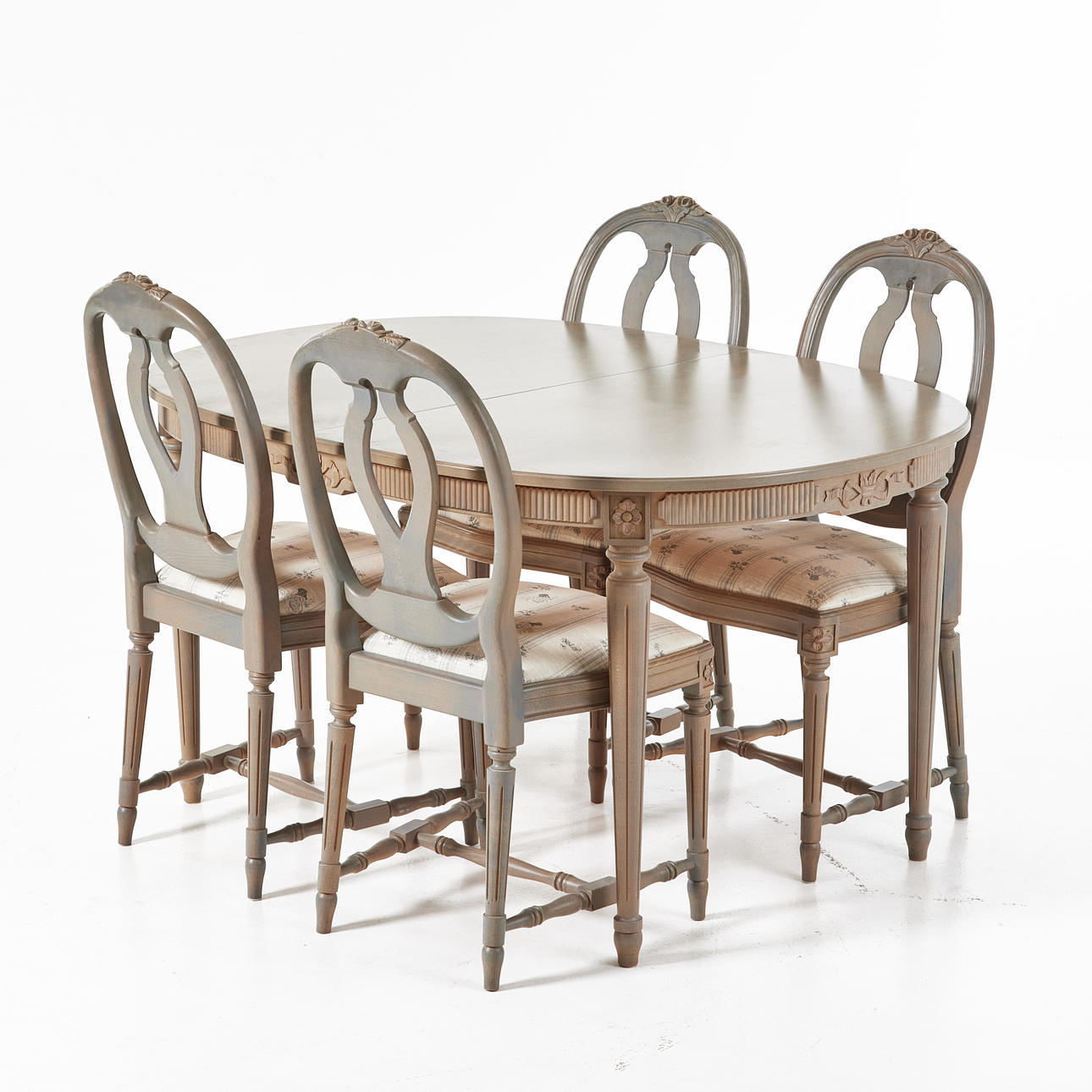 DINING ROOM GROUP, 5 dlr, Gustavian style, grey stained, cut decor, table with 1 loading top, 4 chairs with textile upholstered loose seats, second half of the 20th century.
