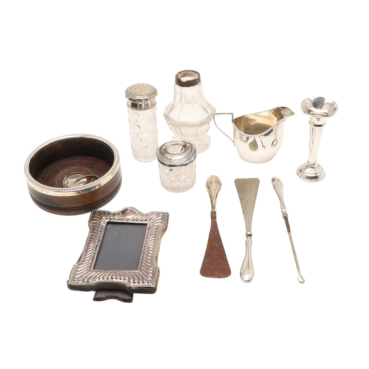 A MIXED LOT OF SILVER ITEMS.