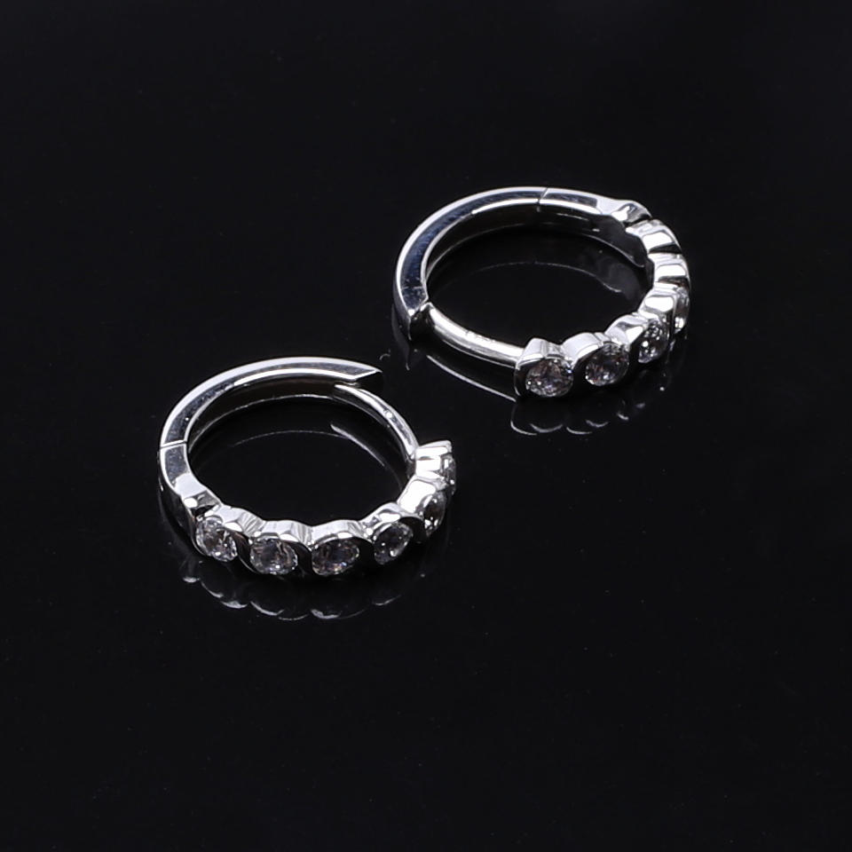 ÖRHÄNGEN kreoler i 18 K vitt guld med cubic zirkoner.