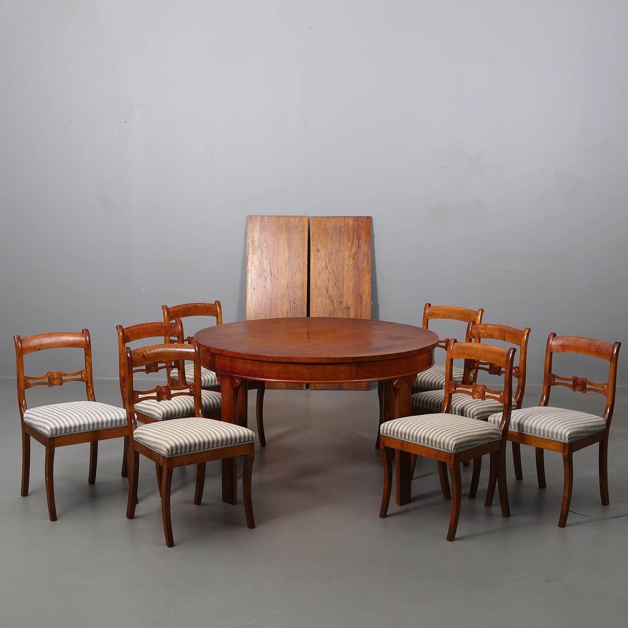 MÖBELGRUPP i björk, Karl Johanstil, Visby 1945.