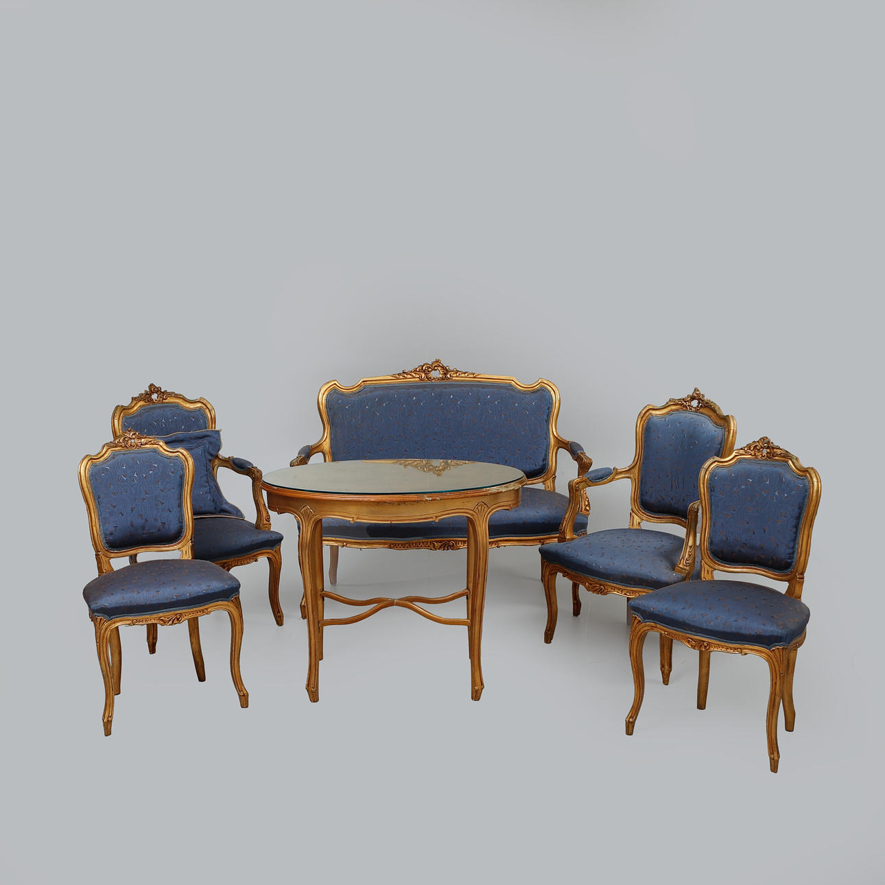 Un mueble de salón de estilo rococó de 6 piezas.