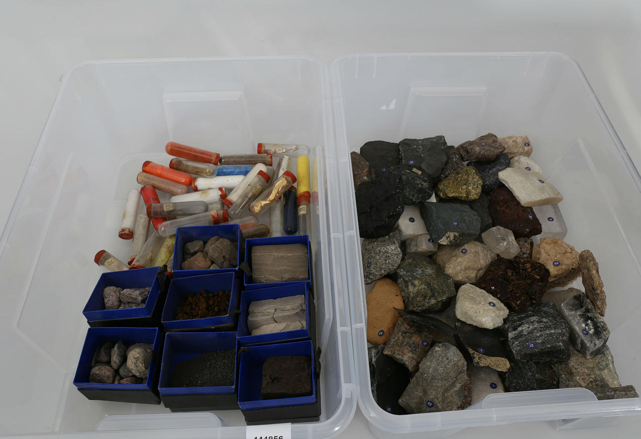 STENAR, BERGARTER, KRISTALLER OCH AMPULLER MED PULVER, äldre undervisningsmaterial, mest Skåne.