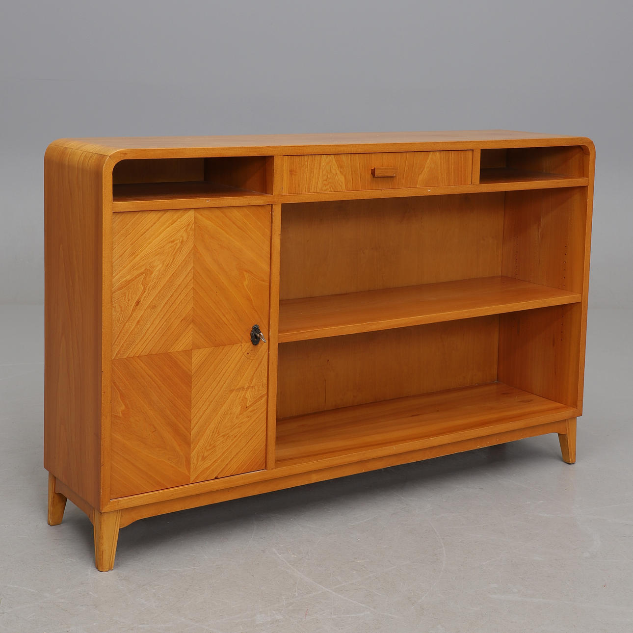 Bookcase, veneered in elm. 1940s-50s.